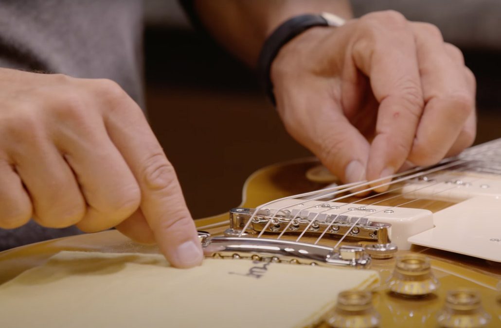 How to change electric guitar strings