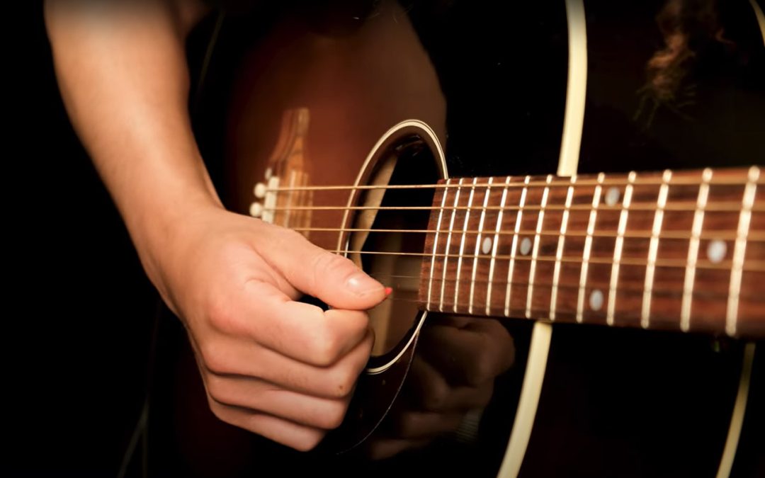 Video: How Do I Hold a Guitar Pick Properly?