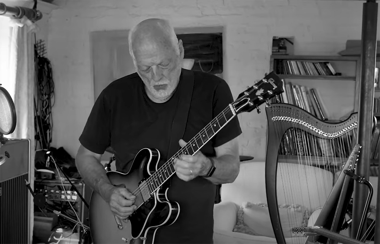 David Gilmour playing a Gibson ES-335